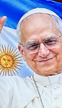El Papa León XIV saludando con la mano